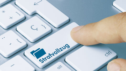 Teil einer Tastatur, auf einer Taste steht das Wort "Strafvollzug"