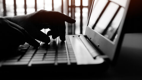 Jemand schreibt am Laptop.