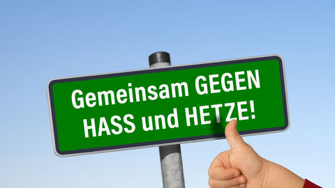 Gemeinsam gegen Hass und Hetze Ein Schild mit Aufschrift "Gemeinsam gegen Hass und Hetze", eine Faust mit Daumen, der nach oben zeigt