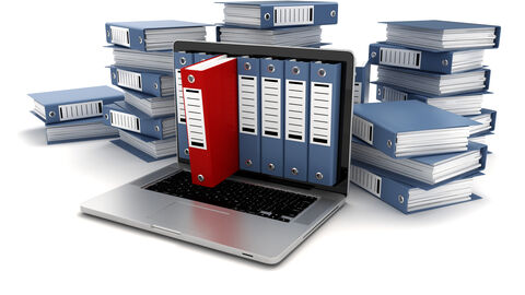 Viele Aktenordner liegen auf mehreren Stapeln.