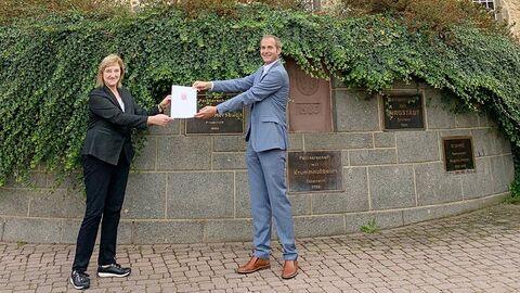 Justizministerin Eva Kühne-Hörmann mit Bürgermeister Michael Aufenanger Die Ministerin und der Bürgermeister präsentieren eine Urkunde.