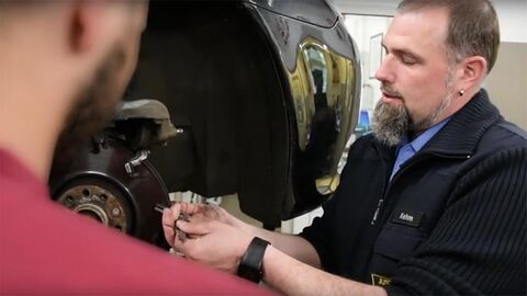 Mechatroniker arbeitet an einem Auto