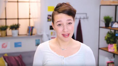 Junge Frau spricht in einem Zimmer