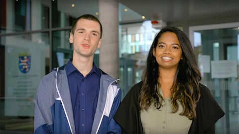 Junger Mann und junge Frau in einem Gebäude