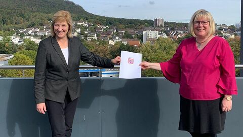 Justizministerin Eva Kühne-Hörmann mit Bürgermeisterin Silke Engler Die Ministerin und die Bürgermeisterin präsentieren eine Urkunde.