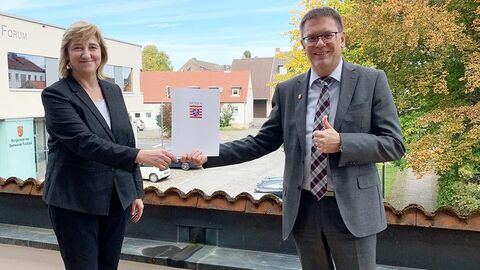 Justizministerin Eva Kühne-Hörmann mit Bürgermeister Karsten Schreiber Die Ministerin und der Bürgermeister präsentieren eine Urkunde.