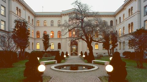 Ministerialgebäude Innenhof mit Brunnen vor der Fassade des Ministerialgebäude