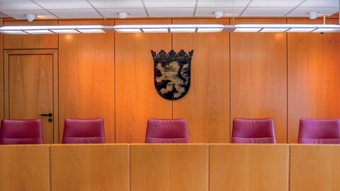 Sitzungssaal HFG Richterbank Hessischer Finanzgerichtshof