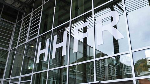 Außenansicht Schriftzug HHFR an der Glasfassade