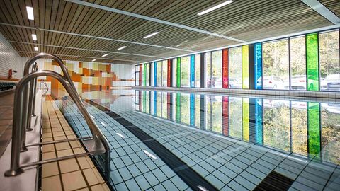Schwimmbad Schwimmhalle mit Becken