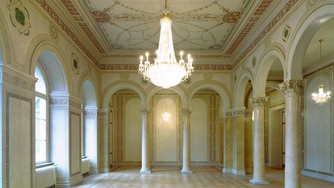 Thronsaal Thronsaal mit Kronleuchter, Wand- und Deckenmalereien
