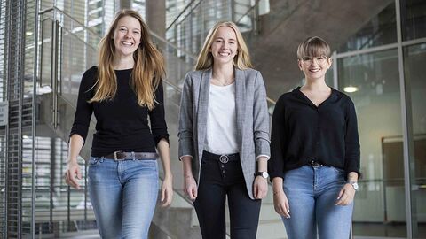 Angehende Justizfachwirtinnen Drei junge Frauen in der Eingangshalle eines Gebäudes