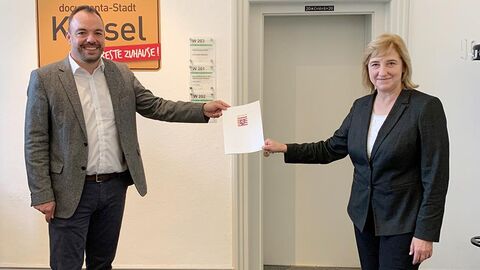 Justizministerin Eva Kühne-Hörmann mit Oberbürgermeister Christian Geselle Der Oberbürgermeister und die Ministerin präsentieren eine Urkunde.