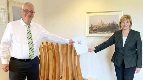 Justizministerin Eva Kühne-Hörmann mit Bürgermeister Uwe Jäger Der Bürgermeister und die Ministerin präsentieren eine Urkunde.