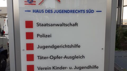 Schild am Eingangs des Hauses des Jugendrechts Frankfurt-Süd