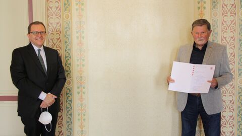 Staatssekretär Thomas Metz steht gemeinsam mit Dieter Herchenhan