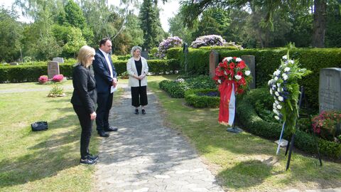 Justizministerin Eva Kühne-Hörmann, Oberbürgermeister der Stadt Kassel Christian Geselle und Frau Susanne Selbert, Enkelin von Dr. Elisabeth Selbert