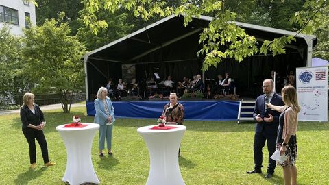Justizministerin Eva Kühne-Hörmann hat ein Konzert in der Marie von Boschan - Aschrott-Altersheim-Stiftung besucht.