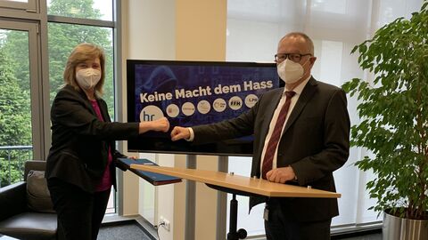 Justizministerin Eva Kühne-Hörmann zusammen mit Herrn Manfred Krupp, Intendant des Hessischen Rundfunks