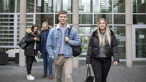 Rechtspflegerinnen und Rechtspfleger Rechtspflegerinnen und Rechtspfleger vor der Hessischen Hochschule für Finanzen und Rechtspflege in Rotenburg an der Fulda