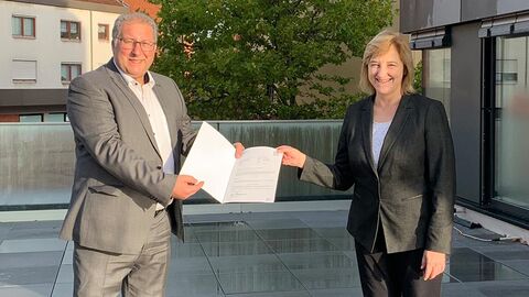 Justizministerin Eva Kühne-Hörmann mit Bürgermeister Manfred Ludewig Der Bürgermeister und die Ministerin präsentieren eine Urkunde.