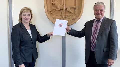 Justizministerin Eva Kühne-Hörmann mit Bürgermeister Reinhard Schaake Die Ministerin und der Bürgermeister präsentieren eine Urkunde.