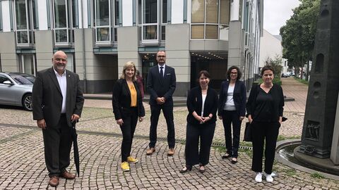 Justizministerin Eva Kühne-Hörmann steht mit einer Menschengruppe vor der Staatsanwaltschaft Fulda