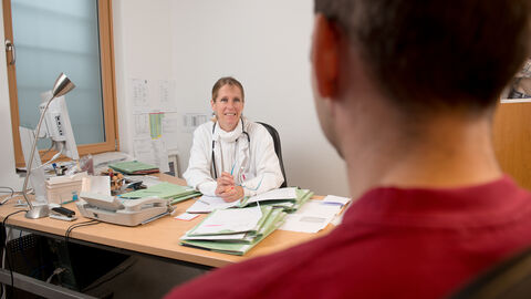 Ärtzin an einem Schreibtisch