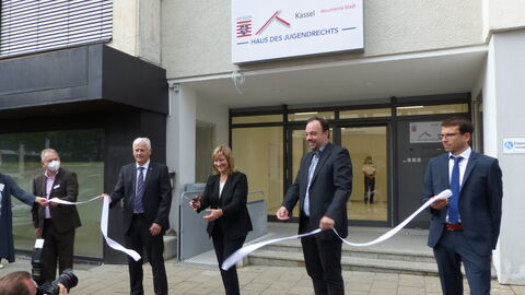 Das Haus des Jugendrechts Kassel wird eröffnet, Eva-Kühne-Hörmann zerschneidet das Band.