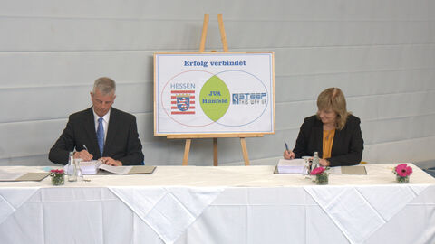 Justizministerin Eva Kühne-Hörmann unterschreibt Vertrag Justizministerium unterschreibt Vertrag zur Fortsetzung des teilprivatisierten Betriebs der Justizvollzugsanstalt Hünfeld