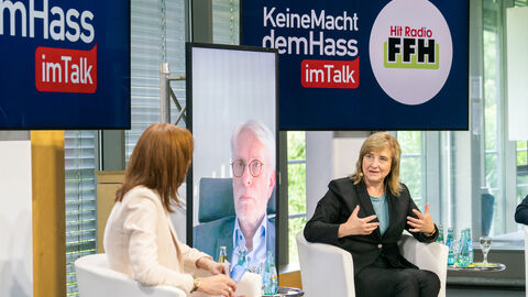 Justizministerin Eva Kühne-Hörmann während der Podiumsdiskussion mit Frau Ute Wellstein Moderatorin Ute Wellstein und Justizministerin Eva Kühne-Hörmann im Gespräch bei der Podiumsdiskussion