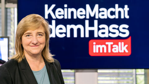 Justizministerin Eva Kühne-Hörmann bei #KeineMachtdemHass im Talk Justizministerin Eva Kühne-Hörmann vor dem Logo "#KeineMachtdemhass im Talk"