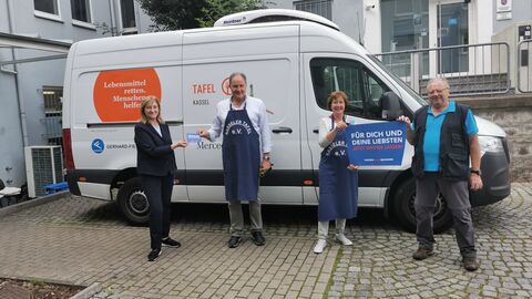Justizministerin Eva Kühne-Hörmann und drei Vorstandsmitglieder der Kasseler Tafel e.V. stehen zusammen.