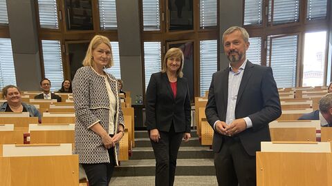 Dr. Bettina Günther (Präsidentin des Arbeitsgerichts Frankfurt am Main), Justizministerin Eva Kühne-Hörmann und Frank Woitaschek (Präsident des Hessischen Landesarbeitsgerichts Frankfurt am Main)