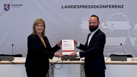 (v. l. n. r.): Justizministerin Eva Kühne-Hörmann und Prof. Dr. Martin Rettenberger (Direktor der Kriminologischen Zentralstelle) bei der Übergabe der Studie („Evaluation der risikoorientierten Bewährungshilfe in Hessen“) (v. l. n. r.): Justizministerin Eva Kühne-Hörmann und Prof. Dr. Martin Rettenberger (Direktor der Kriminologischen Zentralstelle) bei der Übergabe der Studie („Evaluation der risikoorientierten Bewährungshilfe in Hessen“)