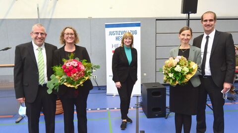 (v. l. n. r.): Nora Stang-Albrecht mit Ehepartner (neue Leiterin der Justizvollzugsanstalt Frankfurt III), Justizministerin Eva Kühne-Hörmann und Michaela Wasemüller mit Ehepartner (neue Leiterin der Justizvollzugsanstalt Wiesbaden)