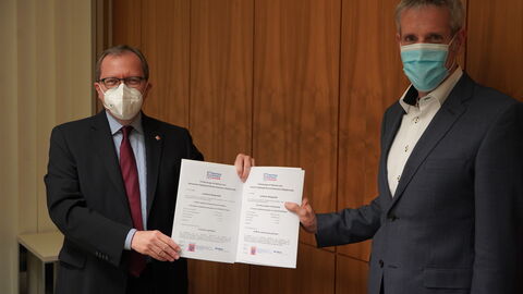 (v. l. n. r.): Staatssekretär Thomas Metz übergibt Christian Engelhardt (Bergsträßer Landrat) sieben Förderzusagen.  (v. l. n. r.): Staatssekretär Thomas Metz übergibt Christian Engelhardt (Bergsträßer Landrat) sieben Förderzusagen.