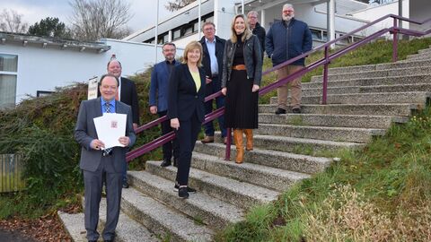 Bildbeschreibung vordere Reihe (v. l. n. r.): Bürgermeister Arnim Roß, Staatsministerin Eva Kühne-Hörmann, Stefanie Drews (stellvertretende Leiterin der Finanzabteilung Gemeinde Kaufungen), hintere Reihe (v.l.n.r.) Erwin Schmidt (Mitglied der Gemeindevertretung), Reinhard Zymzak (Gemeindevorstand), Stefan Röttger (Erster Beigeordneter), Jürgen Christmann (Bauamtsleiter Gemeinde Kaufungen) und Carsten Marth (Hauptamtsleiter Gemeinde Kaufungen) Bildbeschreibung vordere Reihe (v. l. n. r.): Bürgermeister Arnim Roß, Staatsministerin Eva Kühne-Hörmann, Stefanie Drews (stellvertretende Leiterin der Finanzabteilung Gemeinde Kaufungen), hintere Reihe (v.l.n.r.) Erwin Schmidt (Mitglied der Gemeindevertretung), Reinhard Zymzak (Gemeindevorstand), Stefan Röttger (Erster Beigeordneter), Jürgen Christmann (Bauamtsleiter Gemeinde Kaufungen) und Carsten Marth (Hauptamtsleiter Gemeinde Kaufungen)