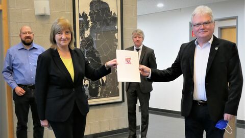 Bildbeschreibung (v. l. n. r.): Stefan Gerhold (Stellvertretender Bauamtsleiter der Gemeinde Schauenburg), Staatsministerin Eva Kühne-Hörmann, Peter Jungermann (Rechnungsprüfung Schauenburg) und Kurt Schweinebraden-Walter (Erster Beigeordneter der Gemeinde Schauenburg) Bildbeschreibung (v. l. n. r.): Stefan Gerhold (Stellvertretender Bauamtsleiter der Gemeinde Schauenburg), Staatsministerin Eva Kühne-Hörmann, Peter Jungermann (Rechnungsprüfung Schauenburg) und Kurt Schweinebraden-Walter (Erster Beigeordneter der Gemeinde Schauenburg)