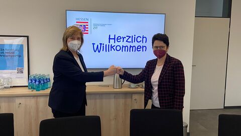 (v. l. n. r.): Hessens Justizministerin Eva Kühne-Hörmann mit Baden-Württembergs Justizministerin Marion Gentges 