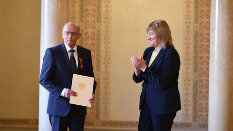 Rainer Hepp und Staatsministerin Eva Kühne-Hörmann