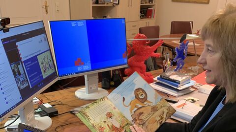 Staatsministerin Eva Kühne Hörmann liest aus dem Buch „Wenn zwei sich streiten“ vor.  Staatsministerin Eva Kühne Hörmann liest aus dem Buch „Wenn zwei sich streiten“ vor.