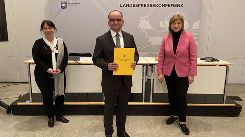 (v. l. n. r.): Christina Kreis (ständige Vertreterin des Generalstaatsanwalts), Torsten Kunze (Leiter der Generalstaatsanwaltschaft Frankfurt ) und Justizministerin Eva Kühne-Hörmann  (v. l. n. r.): Christina Kreis (ständige Vertreterin des Generalstaatsanwalts), Torsten Kunze (Leiter der Generalstaatsanwaltschaft Frankfurt ) und Justizministerin Eva Kühne-Hörmann