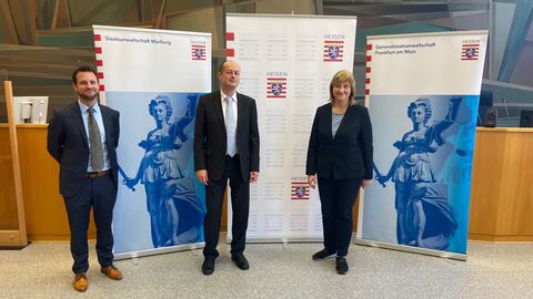 Bildbeschreibung (v. l. n. r.): Timo Ide (Pressesprecher der Staatsanwaltschaft Marburg), Ulf Frenkler (Oberstaatsanwalt und stellvertretender Leiter der Staatsanwaltschaft Marburg) und Justizministerin Eva Kühne-Hörmann Bildbeschreibung (v. l. n. r.): Timo Ide (Pressesprecher der Staatsanwaltschaft Marburg), Ulf Frenkler (Oberstaatsanwalt und stellvertretender Leiter der Staatsanwaltschaft Marburg) und Justizministerin Eva Kühne-Hörmann