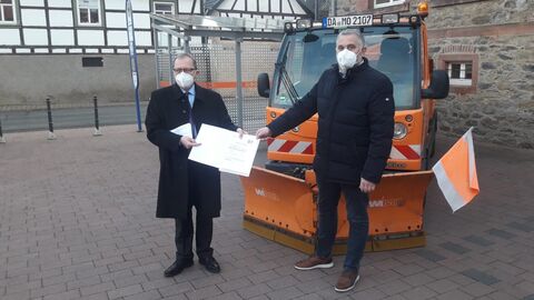 Bildbeschreibung (v. l. n. r.): Justizstaatssekretär Thomas Metz mit Jörg Lautenschläger (Bürgermeister aus Modautal)