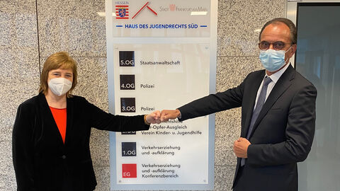 Bildbeschreibung (v. l. n. r.): Justizministerin Eva Kühne-Hörmann mit Finanzminister Michael Boddenberg Bildbeschreibung (v. l. n. r.): Justizministerin Eva Kühne-Hörmann mit Finanzminister Michael Boddenberg