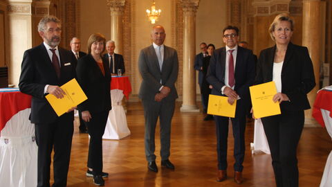 (v. l. n. r.): Erich Fischer, Justizministerin Eva Kühne-Hörmann, Prof. Dr. Roman Poseck, Gerhard Albrecht und Susanne Henriette Wetzel