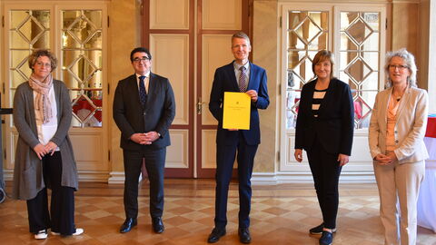Dr. Alexander Böhmer mit Justizministerin Kühne-Hörmann und weiteren Beteiligten mit der Ernennungsurkunde in den Händen.
