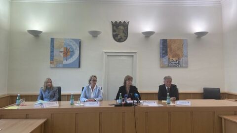 Die teilnehmenden Redner der Pressekonferenz sitzen nebeneinander.