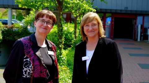 Aufnahme: Justizministerin besucht Tag der offenen Tür der IT-Stelle der Justiz, v.l.n.r. Ingrid Richter (Präsidentin der IT-Stelle), Eva Kühne-Hörmann (Justizministerin)